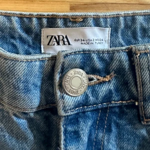 Zara full lenght jeans - Säljer dessa blåa Zara jeans i storlek 34 för 299kr, då de tyvärr inte passar mig längre 💙Jag köpte dem för 399kr. 