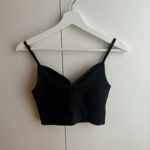 Svart topp - Sparsamt använd, normal i storleken 