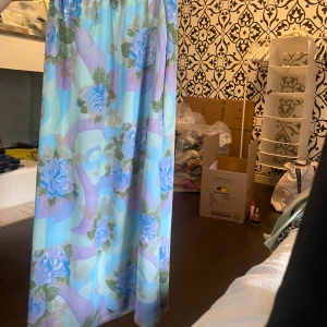 Blommig Lång kjol till sommaren  - Egen syd kjol som är Perfekt till sommaren💕 skulle säga att det är storlek s men är ju även resår band så passar nog M också💕