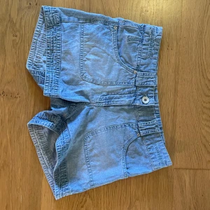 Vintage Lågmidjade Shorts - lågmidjade shorts perfekt till sommaren knappt använda