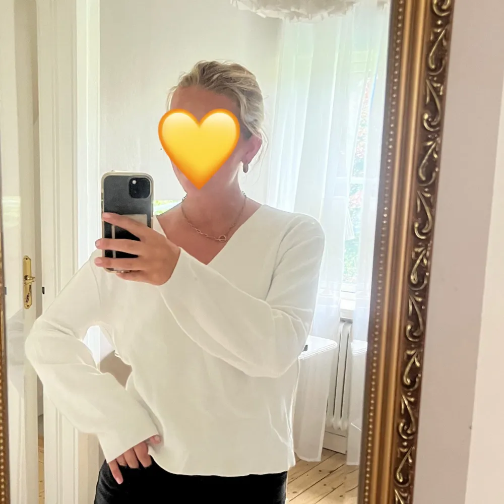 fin vit tröja från h&m i v-ringad hals i ett material som påminner om en sweatshirt❣️⭐️. Tröjor & Koftor.