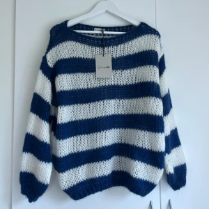 Randig stickad tröja  - Blå och vit randig stickad tröja från Design by si. Prislapp kvar och endast testad. Skriv gärna vid frågor eller för fler bilder🫶