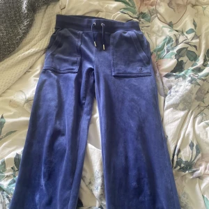 Juicy couture byxor  - Sticket är nästan nytt, mörkt jeans färgat tyg som är lent och mjukt. Jag säljer dom för jag tyckte dom var lite för långa och jag är 1’65 cm. 