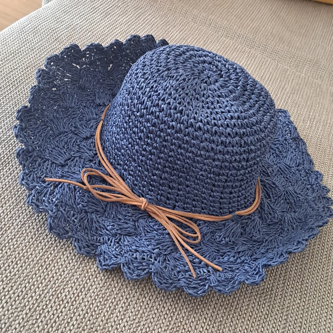 Blå stickad hatt med rosett