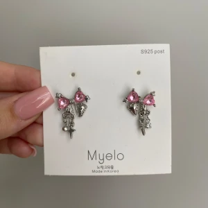 örhängen  - Sååå fina rosett örhängen. Aldrig använda💗