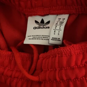 Adidas byxa  - Röd Adidas byxa . Använt några gånger . Storlek ”S”. Orginal pris var vid 699 