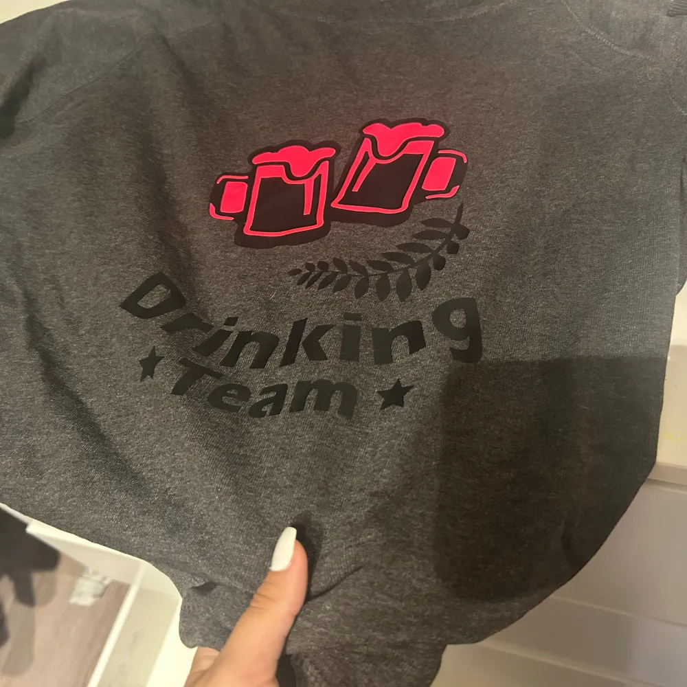 Jätte mysig hoodie med dekal på baksidan ”Drinking team”.Jätte fin och skön 🥰Köpt den secondhand men tycker absolut den fortfarande är i bra skick. Säljer då den är alldeles för stor för mig.💖pris kan diskuteras. skriv vid intresse eller funderingar🥰. Hoodies.