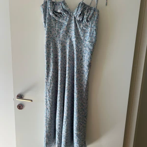 Adoore klänning  - Helt ny med prislapp.   Jättefin nu till sommaren 🩷 Upplevs liten i storlek, passar S-M. 