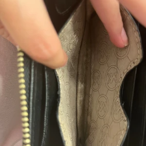 Michael kors plånbok  - Fint skick, små repor på den lilla guldbrickan. 
