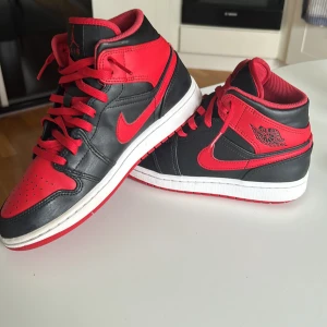 Jordan 1 mid  - Dom är i Ganska bra skick lite utslitna. Använda i två månader. Röda jordans 1 mid. Storlek 40. Dom är lite slitna under på sulan men annars bra. Jag har lagt ut dom för lågt pris pågrund av att jag inte använder dom längre och vill bli av med dom