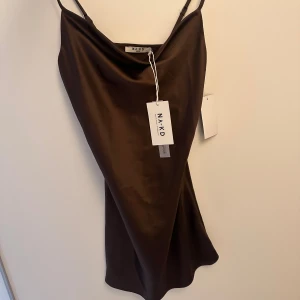 Satin klänning - Endast testad, prislappar kvar