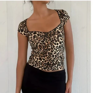 Leopard topp - Säljer min fina leopard topp från nelly, använd endast ett fåtal gånger! Super fint skick🎀