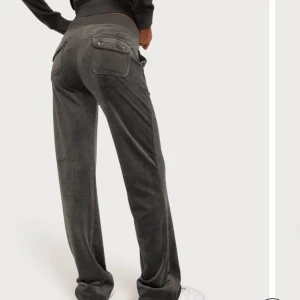 Juicy Couture - Säljer mina juicy, helt fläck fria och  alla knappar och allt kvar 