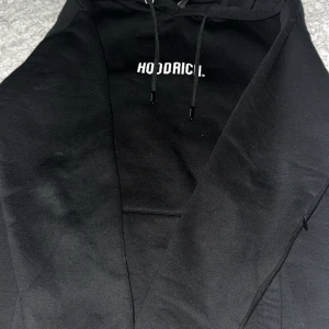 Hoodrich tröja - jag säljer denna tröjan eftersom den har blivit liten, det är inget fel på tröjan har endast användt 2 gånger också, väldigt bra skick & material