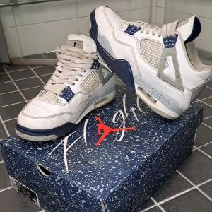 Air jordan 4 retro  - Nu är det dags att sälja mina som jag älskade men nu som tyvär inte passar mig längre.Det är sorkler 42 och har inga problem,pris kan diskuteras.
