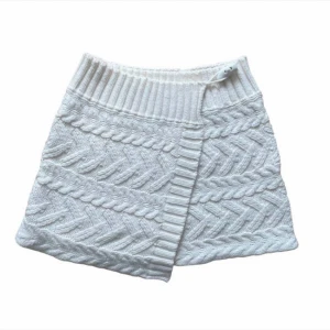 Knitted summerskirt - Stickad minikjol från märket Dunnes store. Skulle passa så fint som cover up över en bikini☺️