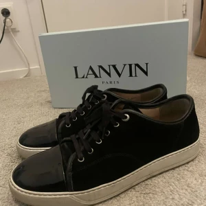 Lanvin skor - Säljer mina lanvin skor i storlek 44 men sitter mer som 45  Helt okej skick box och allt finns 