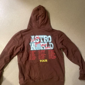 Travis Scott merch - Hoodie från ASTRO WORLD som hängt i garderoben i några år knappt använd. 9/10 skick kom privat för fler bilder! Går att sänka priset vid snabb affär.