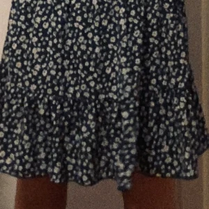 kjol - jättefin kjol från shein har jag för mig. köpt för 70kr säljs för 40kr. jättebra skick aldrig använd