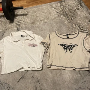 y2k toppar - Båda kostar 50 kr st, om man köper båda får man det för 90 kr. Båda passar bra på S och M