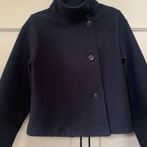 Kort kappa från Gina stl Xs - Kort marinblå kappa från Gina Tricot i väldigt bra skick, stl xs, 200kr