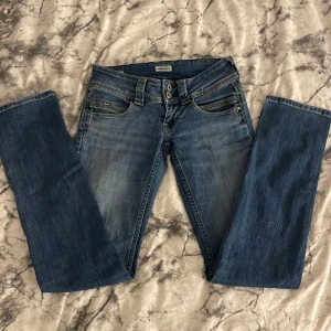 Pepe Jeans - Säljer nu mina ursnygga Pepe Jeans i modellen Venus. De är Low Waits och är i straight modell. Säljs då de för snäppet för små för mig💞 (pris kan diskuteras)