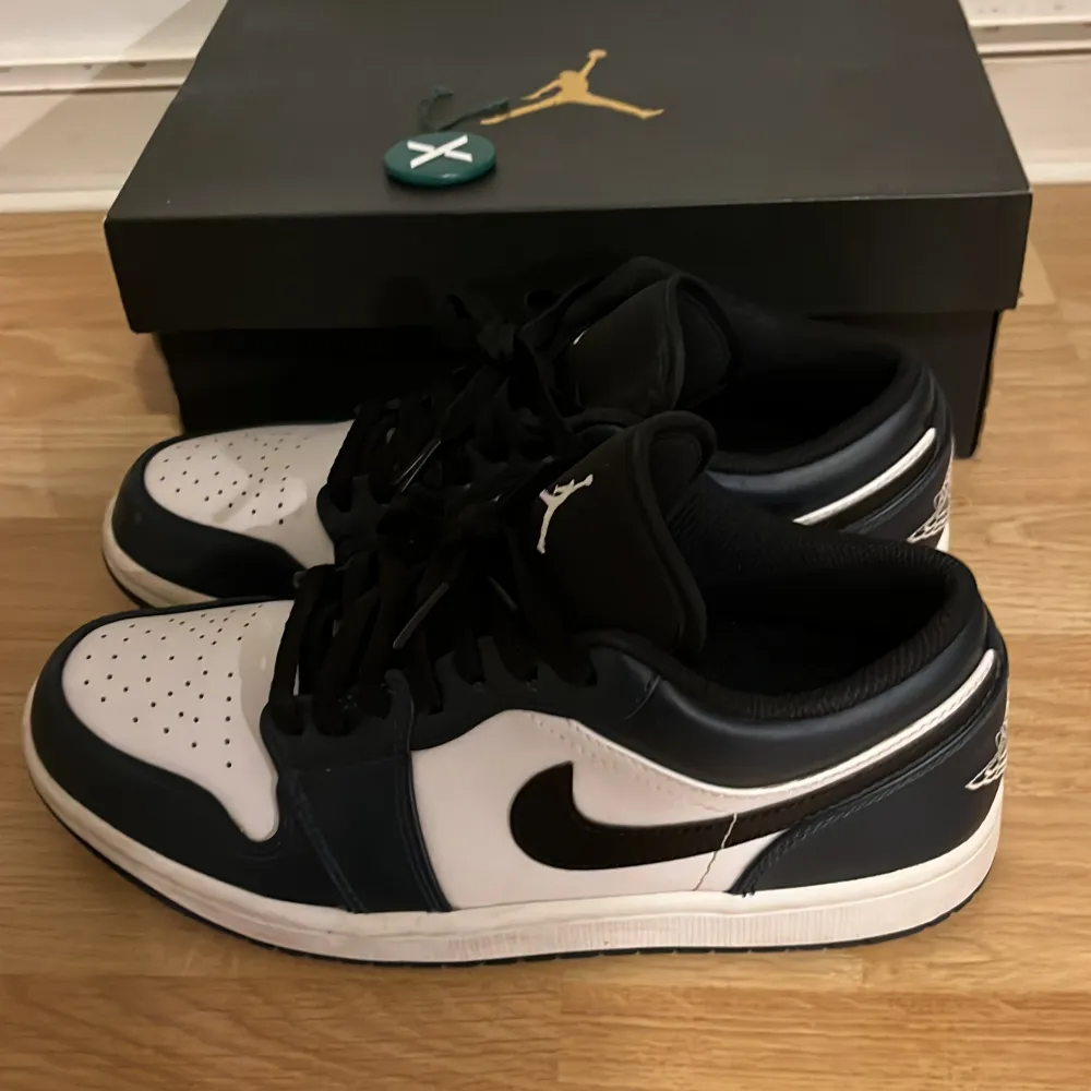 Jordan 1 low dark teal, i toppskick 9/10. Låda tillkommer. Kvitto finns! Kontakta mig om du undrar något, priset går att diskutera.. Skor.