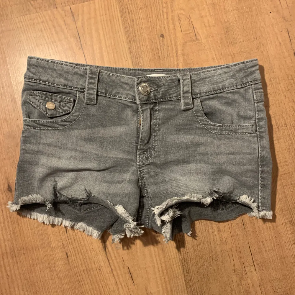 Grå, lågmidjade jeansshorts från Gina tricot i storlek 158. Nyskick. Shorts.