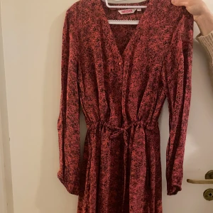 Klänning - Klänningen är använd fåtal gånger och är som ny.