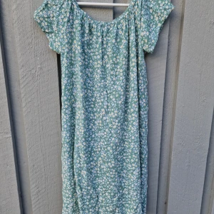 Blommig klänning  - SAMSA COLLECTION   Så somrig blommig knälång klänning, stl S, rymlig ,resår upp till, utan anmärkningar!