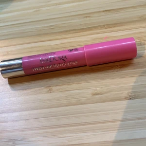 Gloss stick läppar  - Använt 1 gång. Jag har torkat av det nu innan säljning. Super bra och ger ett fint  Glow.   Färg 03 sugar crush. 