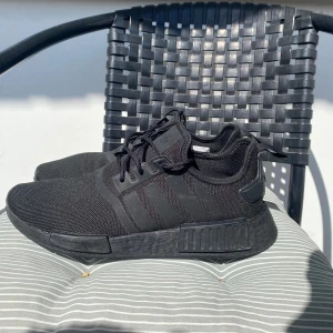 Adidas NMD, Svart - Säljer ett par adidas NMD i storlek 43. Skorna är inte mycket använda och är i jättebra skick. Inga synliga märken eller skador, nästan som nya. 