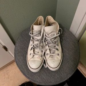 Converse - Säljer mina Converse då de inte kommer till användning längre. Lite smutsiga men går säkert bort om man tvättar. Liten defekt utanpå vid hällen men inget som påverkar skon.