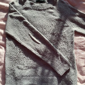 Stickad tröja  - Säljer denhär ljusgråa stickade tröjan från vero moda. Storlek S men passar som xs.  Noppig på armarna men annars i bra skick. Kolla mina andra annonser där jag säljer två till likadana tröjor i andra färger. Hör av dig för fler bilder eller frågor🩷🩷