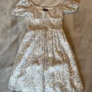 Säljer min gamla favorit klänning från bikbok som jag tyvärr har växt ur. Använd ett fåtal gånger och i bra skick😊