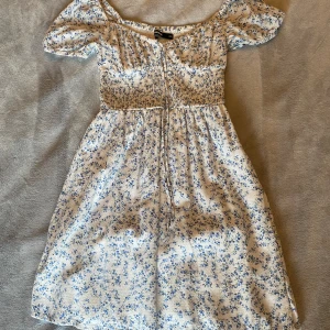 Sommar klänning💕 - Säljer min gamla favorit klänning från bikbok som jag tyvärr har växt ur. Använd ett fåtal gånger och i bra skick😊