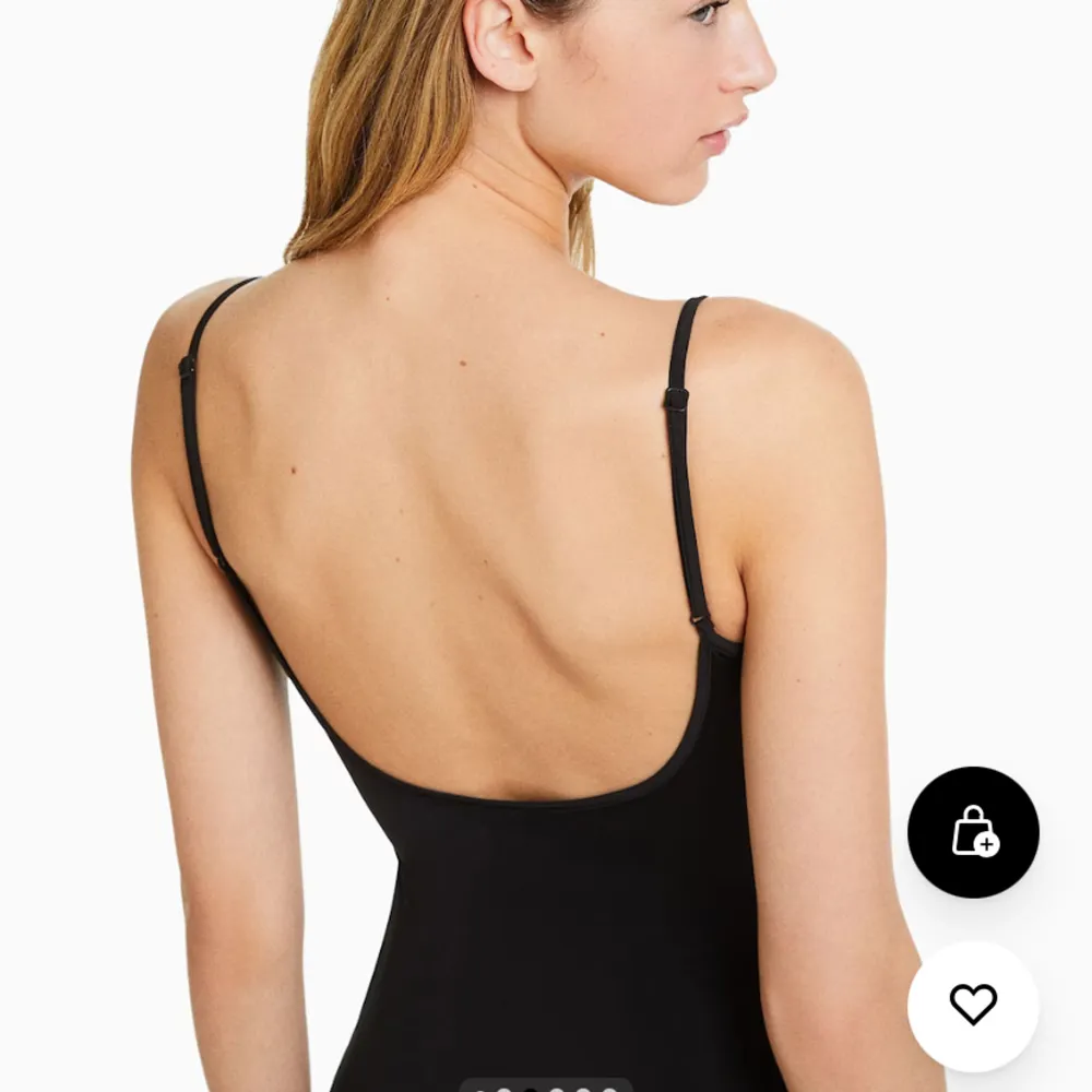 Säljer min svarta långklänning ifrån Bershka🌟klänningen är djup i ryggen och är otroligt skön på sommaren🌟 enbart använt vid fåtal tillfällen och nypriset är 250kr. Klänningar.
