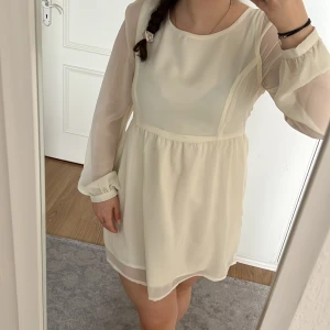 Vit klänning  - Super fin Vitklänning från bikbok i M, man kan ha den till studenten💗