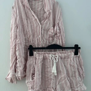 Matchade pyjamas set 🥰 - Från Indiska. Köpt secondhand men passade inte mig . 💘