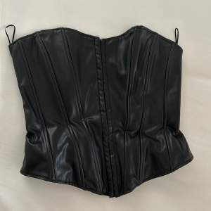 Säljer denna superfina och coola corsett toppen från zara i S jag köpte av en vän då jag ej tror jag komemr få användning för den:)