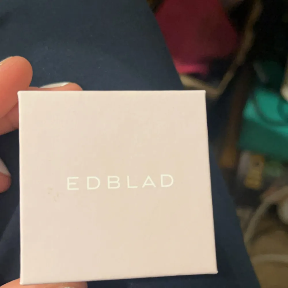Säljer denna mom ring från Edblad den är i ny skick och är i storlek 18.5 pris går att diskuteras . Accessoarer.