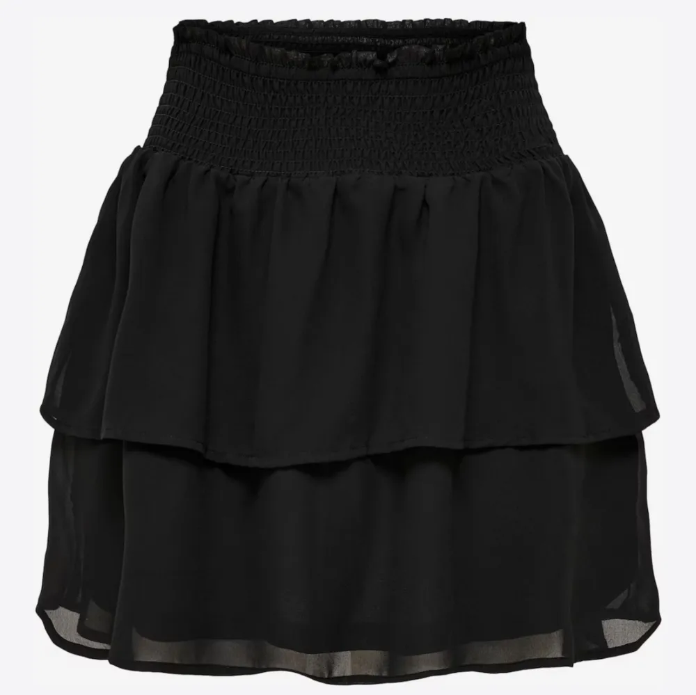 Säljer nu denna jätte fina kjol, sparsamt använd så inga defekter och i fint skick💕skriv för egna bilder . Kjolar.