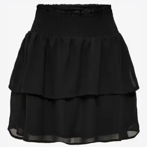 Säljer nu denna jätte fina kjol, sparsamt använd så inga defekter och i fint skick💕skriv för egna bilder 
