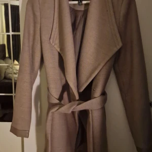 Beige/brun Kappa - Beige brun kappa ifrån Vero Moda.