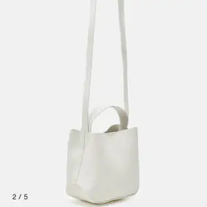 Söker denna väska i färgen vit, minibag skriv om ni har och säljer!!!!