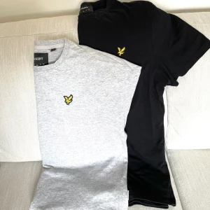 T-shirts Lyle & Scott - 2 st (en grå och en svart) i fint skick.  Säljs ihop.  Stl L men är mer som M