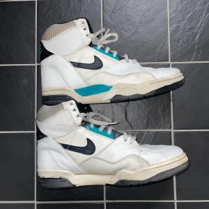 Nike quantum force 1989 vintage - Hej, säljer dessa Nike qQuantum Force för bra pris de är samlar objekt med tanke på dess historiska värde då de är över 34 år gammla men går helt perfekt att använda som dagliga skor . 1989 jag själv köpte de för 6000 kr på ebay. bra pris bra skor 🔥