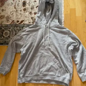 Asskön hoodie som blivit använd väldigt lite💕 Inga defekter ☺️Står XL i men skulle säga att den sitter mer som en L