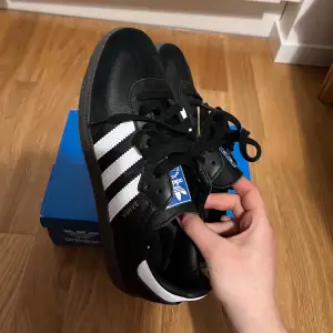Så fina och ny svart Adidas Originals Sambas i storlek 38❤️ pick up i Stockholm eller kan skickas! Perfekt för våren och supertrendig😋  (Jag säljer dem eftersom de är för små och butiken tar inte emot returer)