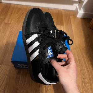 Helt nya svart ADIDAS SAMBAS!! - Så fina och ny svart Adidas Originals Sambas i storlek 38❤️ pick up i Stockholm eller kan skickas! Perfekt för våren och supertrendig😋  (Jag säljer dem eftersom de är för små och butiken tar inte emot returer)